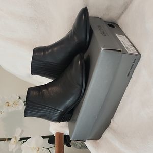 Kenneth Cole Reaction Loop Round Women's Ankle Booties; 8.5M